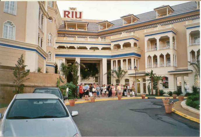 RIU Atlantico, warten auf den Bus RIU Atlantico, warten auf den Bus