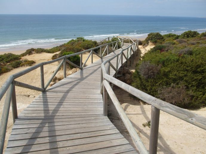 RIU Chiclana, Weg zum Strand mit Holztreppe