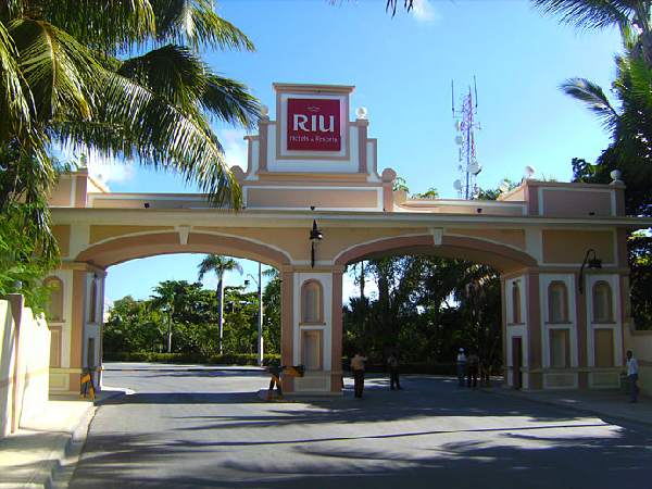 Riu Taino, Eingang der Riu Anlage, nur mit Hotel - Karte