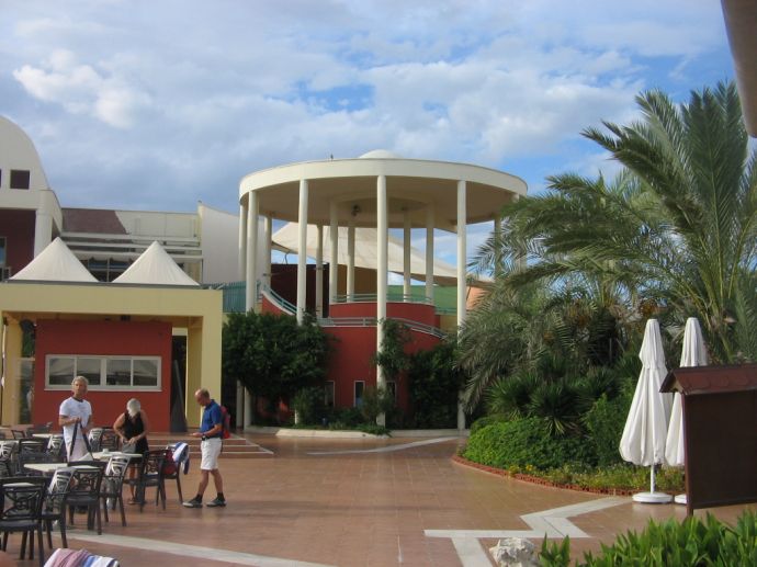 RIU Kaya - Aufgang / Rondell im Centrum zum Hauptrestaurant RIU Kaya - Aufgang / Rondell im Centrum zum Hauptrestaurant