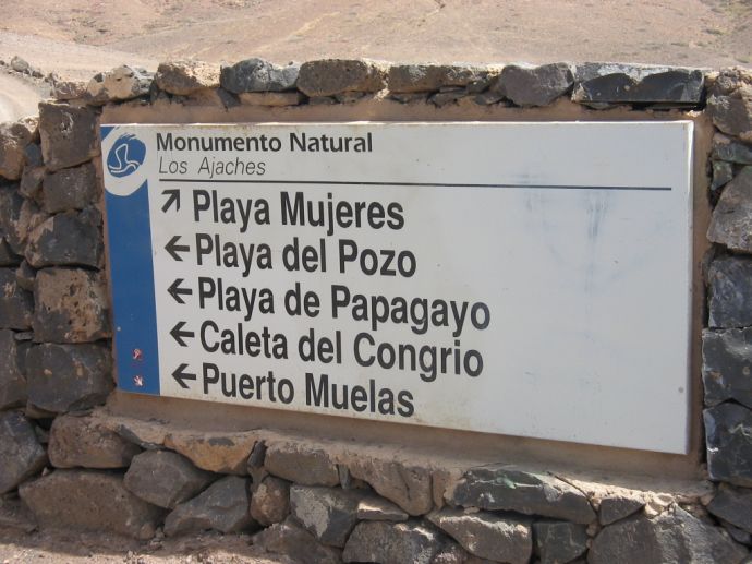 Hinweisschild zum Papagayo - Strand, Lanzarote Hinweisschild zum Papagayo - Strand, Lanzarote