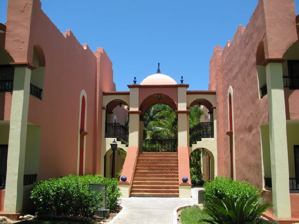 RIU Tequila, schön angelegte Wege und Zimmerblocks RIU Tequila, schön angelegte Wege und Zimmerblocks