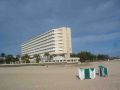RIU Olivia Beach Resort  - Haupthaus vom Strand gesehen.