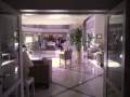 Blick von der Bar zur Lobby mit Rezeption