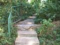 Dschungelweg mit unterschiedlichen Treppenstufenhöhen