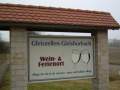 Gleiszellen-Gleishorbach, Deutsche Weinstrasse, Ort 6, Hinweistafel ua. mit Weinglsern am Ortseingang.