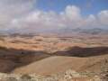 Wunderschoen die leicht geschwungenen Berge mit Wolkenschatten im noerdlichen Fuerteventura.