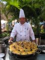 der Kchenchef mit leckerer Paella