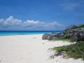 Strand rechts neben den Hotels
