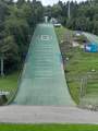 Skisprungschanze in Bischofshofen / sterreich. Ua. bekannt durch die 4 Schanzentournee. Puuh ... ist das hoch und steil. Ganz oben ist die Anlaufspur, dann kommt der Aufsprunghgel mit Matten ausgelegt. Rechts ist noch eine kleinere Sprungschanze.