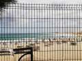 Ausblick zum Strand und Riu Oliva Beach Resort von der Snack Bar im Garten.