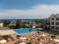 Blick von oben auf die Poolterrasse mit Poolbar links