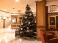 der Weihnachtsbaum in der Lobby.