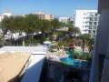Blick auf die Pools. Im Vordergrund der alte Pool ( hier wurde nichts verndert ), dann die Swim-Up-Bar ( hier wurde auch nix verndert ) im Hintergrund sieht man den neuen Pool mit eigener Liegeflche!