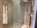 Dusche mit Handbrause und Regendusche