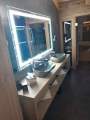 Hotel Adapura in Wagrain, Blick ins Badezimmer mit den 2 Waschbecken.