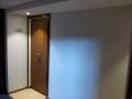 Neuer Türbereich im Nebenbau Zimmer 168. Neue Tür, Bereich heller gestrichen ( so soll es aussehen nach Renovierung 2015 ).