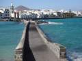 Blick von dem Castillo de San Gabriel ber die Brcke Puente de las Bolas auf die Stadt Arrecife.