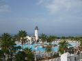 Hier der tolle Pool vom RIU Chiclana mit Boot und Leuchtturm.