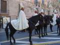 die berittene Polizei in Galauniform vor der Prozession am Borne