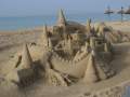 An der Playa de Palma hat sich ein Sandkünstler ausgetobt und bewacht sein Kunstwerk Tag und Nacht
