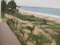 Blick aus dem Zimmer auf den Strand mit Fischerhtten, Strandverkufer und Tucktucks