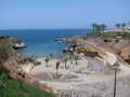 der kleine Strand neben dem Hotel mit Promenade