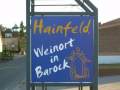 Hainfeld, Deutsche Weinstrasse, Ort 16, Schild am Ortseingang - Hainfeld - Weinort in Barock.