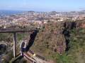 Blick auf einen Teil der Autobahn und Funchal.