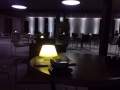 Madison Bar mit abendlicher Beleuchtung um 21.59 Uhr mit Sänger und sechs Gästen