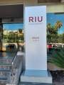 RIU Bravo - Schild am Eingang zum Hotel.