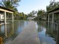 Weg von der Lobby zum Pool / Strand, rechts das Hauptrestaurant, links die Lounge Bar