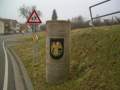 Pleisweiler-Oberhofen, Deutsche Weinstrasse, Ort 5, Steingebilde mit Wappen am Ortseingang.