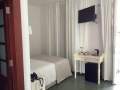 TV an der Wand mit Programmen in vielen Sprachen.
