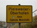 Pleisweiler-Oberhofen, Deutsche Weinstrasse, Ort 5, Ortsschild.