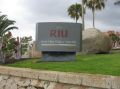 RIU Palace Teneriffa Schild am unteren Eingang, vom Strand her ins Gelnde des RIU Palace Teneriffa.