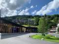 Hotel Adler Resort, Saalbach-Hinterglemm, groes Gebude am Berghang im Hintergrund.