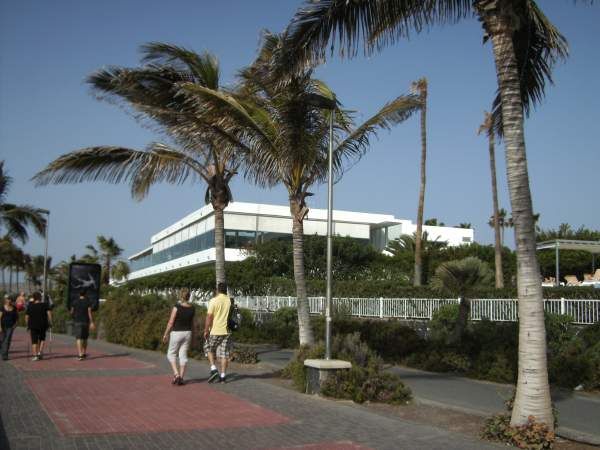 Poolrestaurant von der Promenade aus gesehen