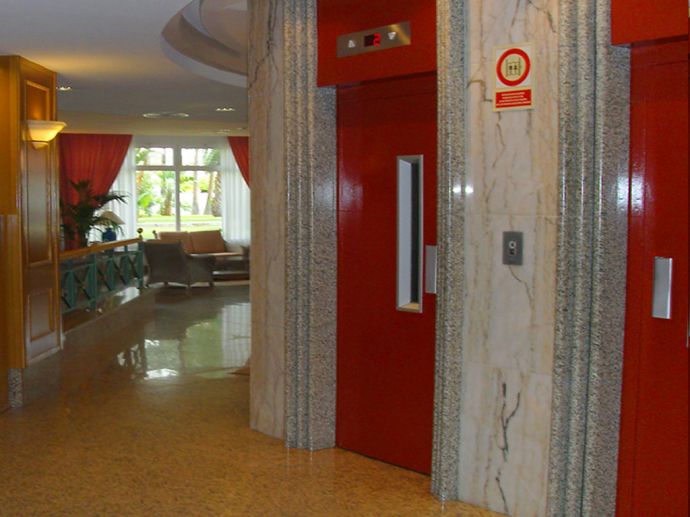 RIU Waikiki - Fahrstühle in der Lobby