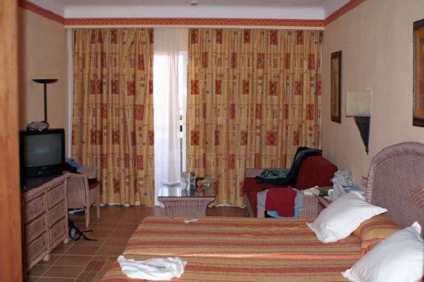 Riu Funana, Zimmer