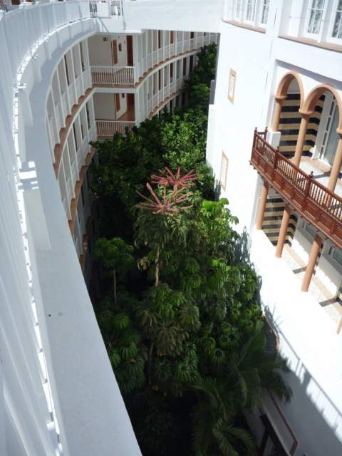 Riu Palace Tenerife - Hotelgänge mit Innenhof Riu Palace Tenerife - Hotelgänge mit Innenhof