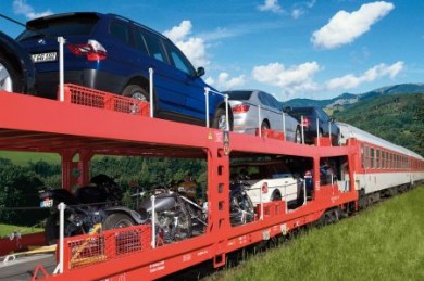Entspannt reisen, ausgeruht ankommen und vor Ort mobil sein: Der Autozug bringt die Reisenden im Schlaf ans Urlaubsziel. (Foto: djd/Autozug) Autozug