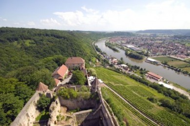 Auf Rad- und Wanderwegen oder auf dem Wasser lässt sich die romantische und geschichtsträchtige Landschaft der Ferienregion Odenwald-Neckartal-Bauland erleben. (Foto: djd/Touristikgemeinschaft Odenwald e.V.) Bergstrasse