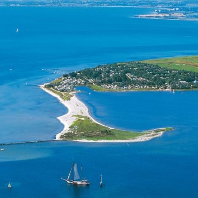 Zwischen Ostsee und Burger Binnensee genießen Wohnmobilisten auf Fehmarn pures Urlaubsglück. (Foto: djd/Riecher Freizeitanlagen) Fehmarn