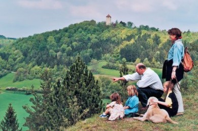 In der Mittelgebirgslandschaft gibt es viel zu sehen. (Foto: djd/Tourist-Information Ostheim) Ostheim