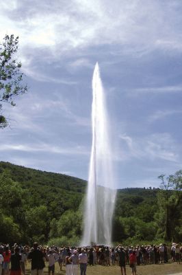 Mit 60 Metern ist der Geysir in Andernach am Rhein der höchste Kaltwassergeysir der Welt. Foto: djd/Vulkanpark Vulkaneifel