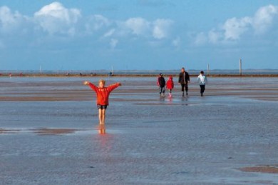 Im Nordseeheilbad Esens-Bensersiel kann man sich wie auf einer Insel fühlen - und ist trotzdem nicht von der Welt abgeschnitten. (Foto: djd/Kurverein Nordseeheilbad Esens - Bensersiel e.V.) Wattenmeer 2