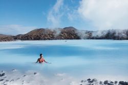 Die geothermalen Quellen auf Island ermöglichen auch im Winter ein heißes Badevergnügen. Die geothermalen Quellen auf Island ermöglichen auch im Winter ein heißes Badevergnügen. Foto: djd/Icelandair baden