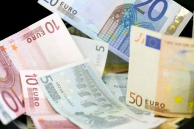 Wer seine Flugreise online per Lastschrift bezahlt, der spart sich die Kreditkartengebühren. geldscheine