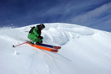 Wer sich seine Skier leiht, spart Geld und hat die neusten Modellen der Saison an den Füßen. Foto: djd/Zentrasport Österreich skifahrer